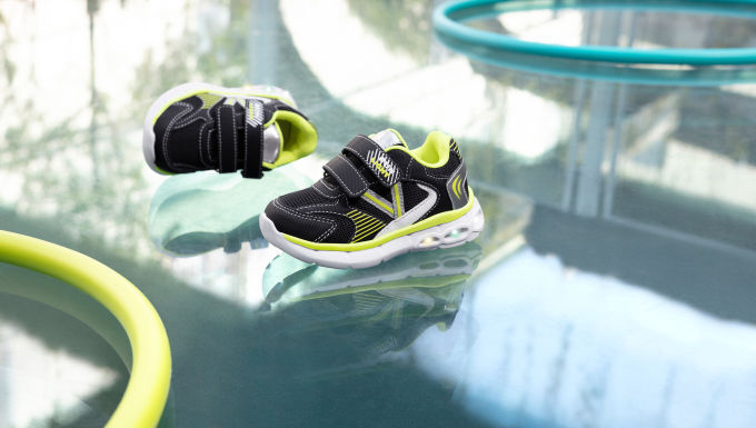 https://www.chicco.it/dw/image/v2/BJJJ_PRD/on/demandware.static/-/Sites-Chicco-Italy-Library/it_IT/dw890b7717/site/06-Pagina di Categoria/Fashion/Scarpe/Nuova Collezione/2026/AI 2026/BTS./CHICCO_FW-26_105-680x385.jpg